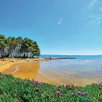 Apartamento 2 Bedroom Awesome In Vir
