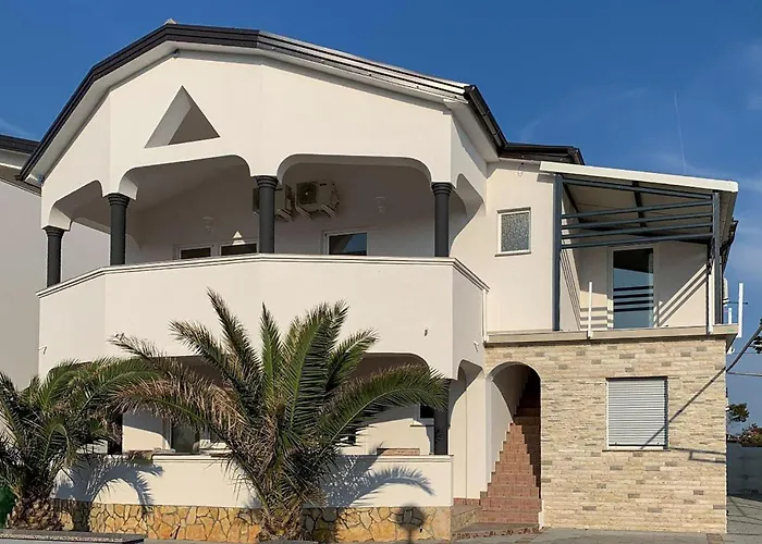 2 Bedroom Awesome In Апартаменты Вир